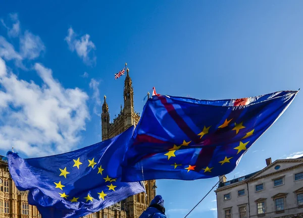 Unione Europea e Unione Britannica Bandiera Jack che sventola davanti alle Camere del Parlamento a Westminster Palace, Londra — Foto Stock