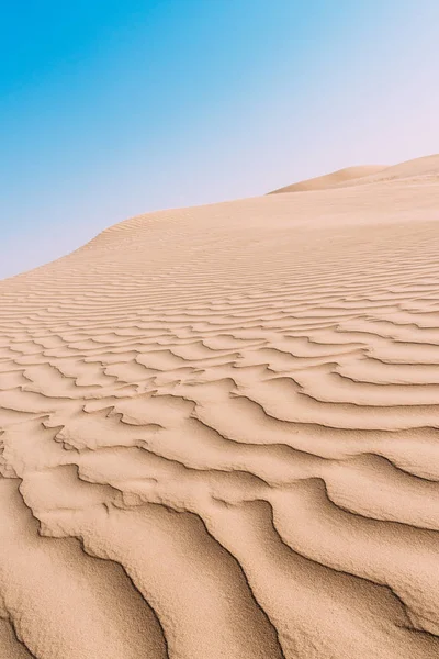 Close up top view of sand dune surface with undulated wave patterns former by wind — Stock Photo, Image