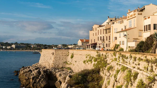 Fachada de edifícios tradicionais em Antibes, Cote dAzur, França junto ao Mar Mediterrâneo — Fotografia de Stock