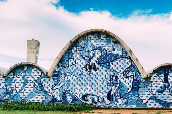 Modernistický Kostel NKÚ Francisco de Assis od Oscara Niemeyera v Pampulha, na seznamu světového kulturního dědictví UNESCO, Belo Horizonte, Minas Gerais, Brazílie, Jižní Amerika — Stock fotografie