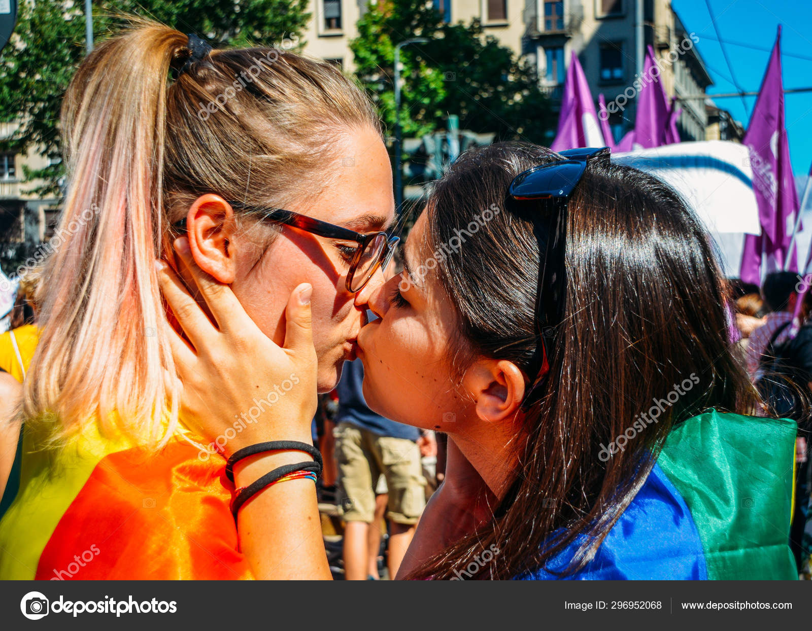 Women Kissing Women Pics