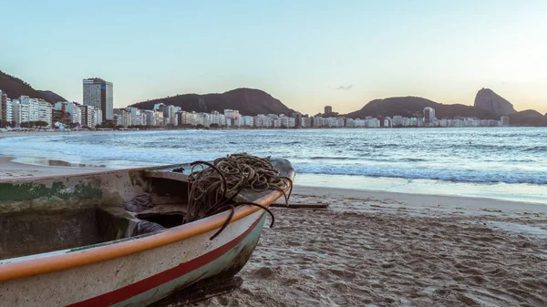 Színes horgászcsónak és nettó festői kilátás Copacabana Beach Rio de Janeiro, Brazília — Stock Fotó