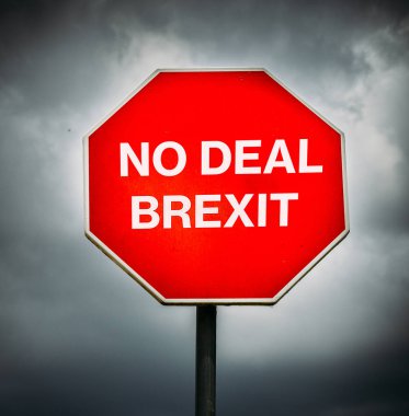 Hayır Deal Brexit arka planda fırtına bulutları ile sekizgen durdurmak işareti üzerine yazılmış