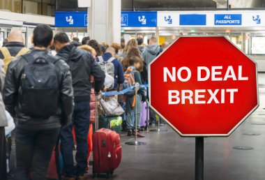No Deal Brexit dijital kompozit insanlar jenerik Avrupa Birliği havaalanı içinde pasaport kontrolünde kuyruk ile