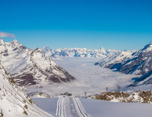 Dağlardan Zermatt manzarası, Sis ile İsviçre
