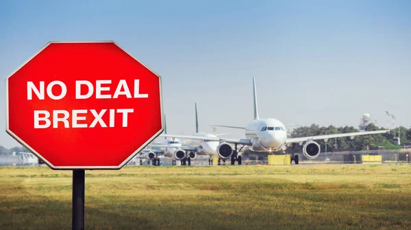 No Deal Brexit composite numérique avec rangée d'avions en arrière-plan — Photo