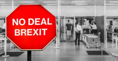 No Deal Brexit havaalanında deodaklı güvenlik kontrolü ile sekizgen dur işareti üzerine yazılmış - Brexit hareket özgürlüğü kavramı
