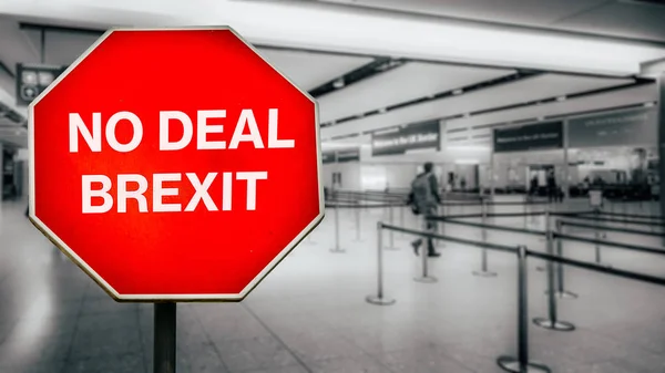 No Deal Brexit composite numérique avec les passagers arrivant au contrôle des passeports dans l'aéroport générique de l'UE — Photo
