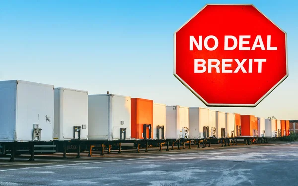 Немає угоди Brexit цифровий композитний вантажівок і вантажівок в черзі через збої операції жовтковий — стокове фото