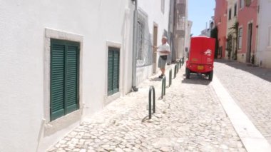 Ctt postacı mutlu Cascais, Portekiz evlere posta teslim ederken ıslık