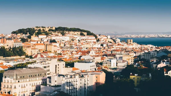 Panorámakilátást kínál Lisszabon központjában szemszögéből neve: Miradouro de São Pedro de Alcantara a Baixa környéken és a Castelo Sao Jorge — Stock Fotó