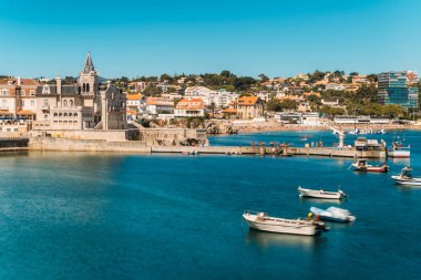 Yaz aylarında Cascais plajı, kasaba ve rıhtım, Portekiz