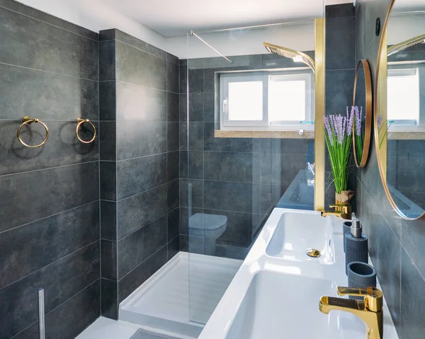 Salle de bain moderne et élégante dans une maison résidentielle haut de gamme — Photo