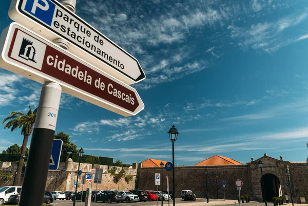 Connectez-vous en portugais pour diriger les visiteurs vers la Citadelle dans la ville côtière de Cascais — Photo