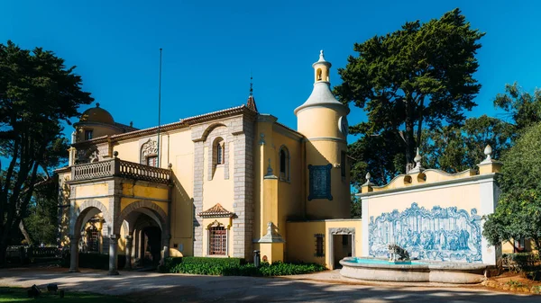 Exterior del museo del castillo de Condes de Castro Guimaraes, originalmente conocido como Torre de San Sebastián en Cascais, Portugal — Foto de Stock