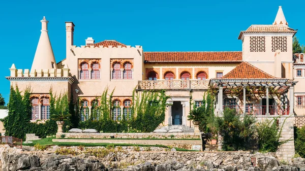 Fachada de Casa Santa Maria, construida en 1902, una mansión convertida en museo en el centro histórico de Cascais, Portugal — Foto de Stock