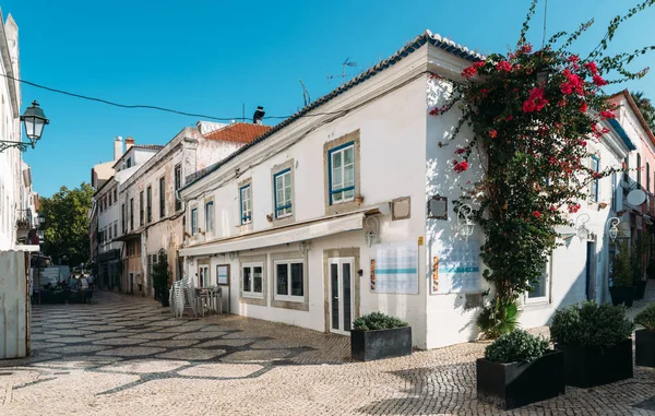 Canto de rua vazio no centro histórico de Cascais, Portugal — Fotografia de Stock