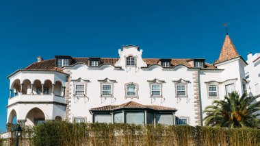 Cascais, Portekiz tarihi merkezinde beyaz badanalı tarihi villa cephesi