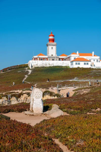 Turistas en Cabo da Roca, Portugal. Europa continental punto más occidental —  Fotos de Stock