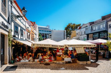 Cascais merkezi geleneksel Portekiz mimari ile meşgul turistik restoran ve bar alanı