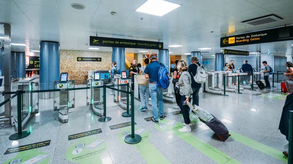 Passagerare på säkerhets grinden inom Lissabons internationella flygplats före säkerhet — Stockfoto