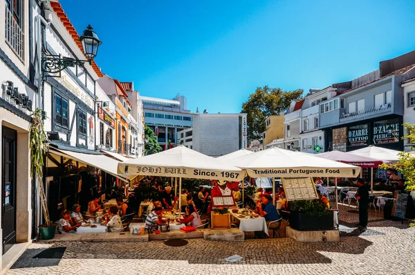 Área movimentada de restaurantes e bares turísticos no centro de Cascais com arquitectura tradicional portuguesa — Fotografia de Stock