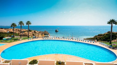 Algarve, Portekiz'de plaja ve denize bakan boş yüzme havuzu