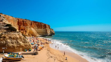 Yaz aylarında Benagil plaj, Algarve, Portekiz beachgoers