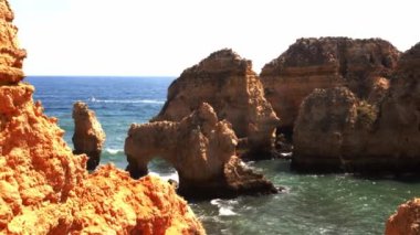 Lagos, Algarve, Portekiz büyüleyici kaya oluşumları ile Ponta da Piedade Körfezi Panning