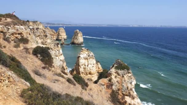 Panning van de baai van Ponta da Piedade met zijn fascinerende rotsformaties in Lagos, Algarve, Portugal — Stockvideo