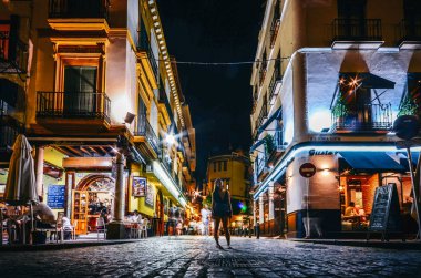 Sevilla, Endülüs, İspanya tarihi merkezinde geleneksel tapas barteraslarında dinlenen turistler
