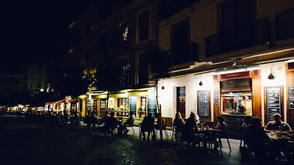 Turyści relaksując się na tarasach tradycyjnych barów tapas w trakcie w zabytkowym centrum Sewilli, Andaluzja, Hiszpania — Zdjęcie stockowe