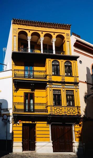 Arquitetura vibrante no distrito de Sevilles Santa Cruz, Espanha — Fotografia de Stock