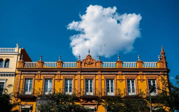 Fachada del edificio de principios del siglo XX en la calle San Fernando de Andalucía Sevilla, España en una soleada tarde de verano — Foto de Stock