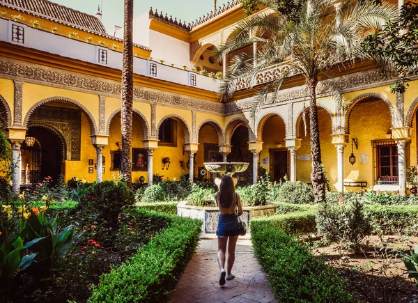 Palacio de las Duenas en Sevilla, España una villa del siglo XV construida en estilo renacentista con influencias góticas y moriscas — Foto de Stock