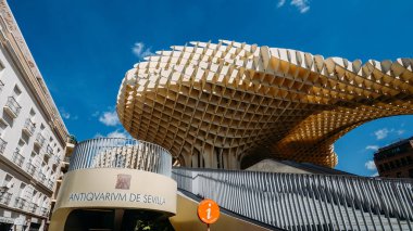 Güneşli bir yaz gününde Space Metropol Parasol, Setas de Sevilla'ya giriş