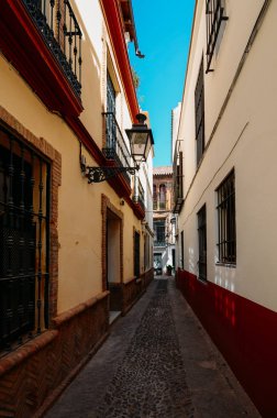 Sevilla, Endülüs, İspanya Santa Cruz ortaçağ Yahudi Mahallesi'nde eski pitoresk geçit