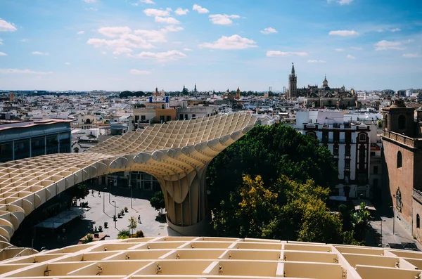 Panoramisch uitzicht vanaf de top van de Space Metropol parasol, Setas de Sevilla, op een zonnige zomerdag — Stockfoto