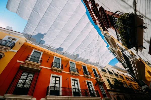 セビリア、スペインの通りに影のカーテンは、太陽と熱から観光客を保護します — ストック写真