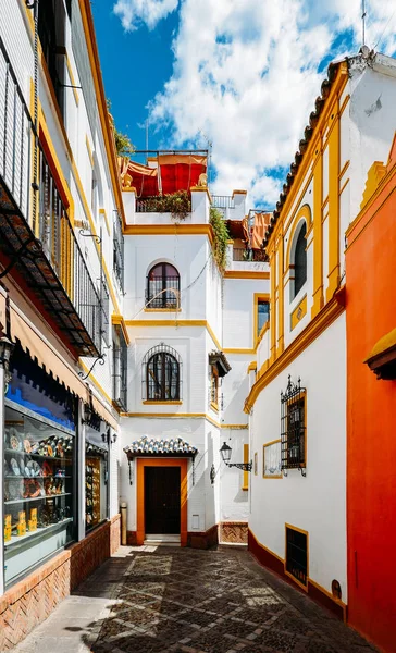 Oude pittoreske doorgang in de middeleeuwse Joodse wijk van Santa Cruz in Sevilla, Andalusië, Spanje — Stockfoto