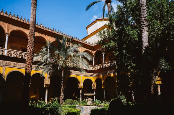 Palacio de las Duenas en Sevilla, España una villa del siglo XV construida en estilo renacentista con influencias góticas y moriscas — Foto de Stock