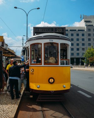 Lizbon, Portekiz ünlü sarı tramvay 28 girmek için yolcular kuyruk