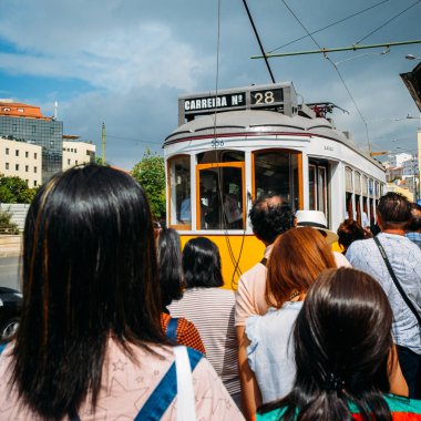 Lizbon, Portekiz ünlü sarı tramvay 28 girmek için yolcular kuyruk