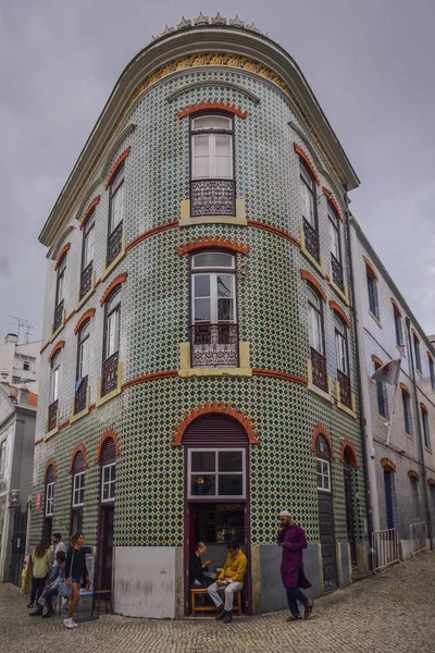 Multiculturele straathoek scène in Lissabon met een azulejo betegeld gebouw op de achtergrond in Lissabon, Portugal — Stockfoto