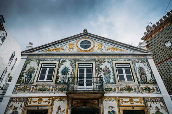 Bâtiment classique recouvert d'azulejos colorés de style art nouveau dans le quartier Martim Moriz de Lisbonne, Portugal — Photo