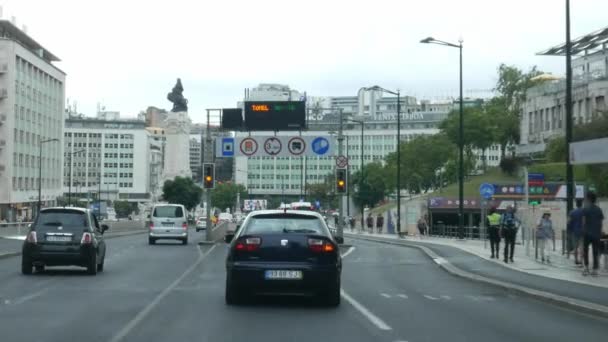 Passagerare POV zig-zagging upptagen Urban Street i Lissabon, Portugal — Stockvideo