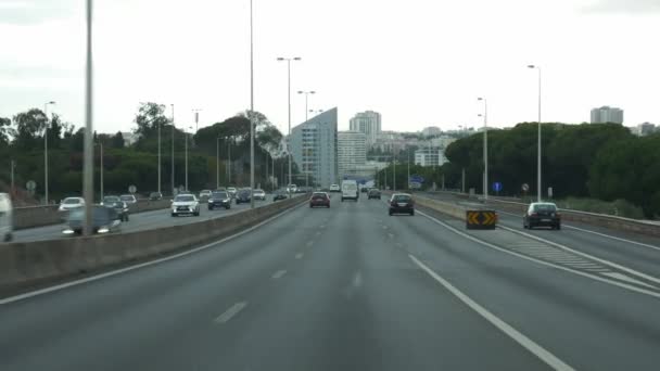 Pasażer POV na ruchliwej autostradzie w Lizbonie, Portugalia — Wideo stockowe