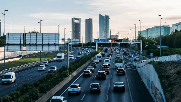 Trafic routier lourd en Madrid, Espagne — Photo