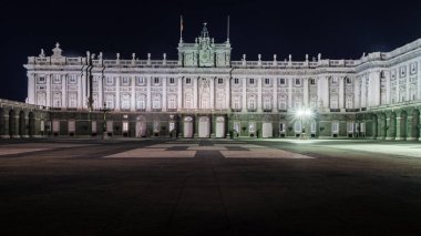 İspanya, Madrid 'deki Kraliyet Sarayı' nın gece manzarası İspanyol kraliyet ailesinin resmi ikametgahı.