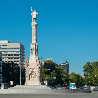 Barok Kristof Kolomb anıtı Plaza de Colon veya Columbus Meydanı 'ndaki trafik çemberi içinde Torres de Colon ve Centro de Colon ofis binaları ile birlikte.